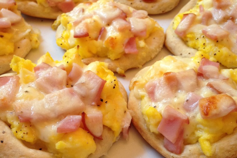 quick and easy breakfast pizzas